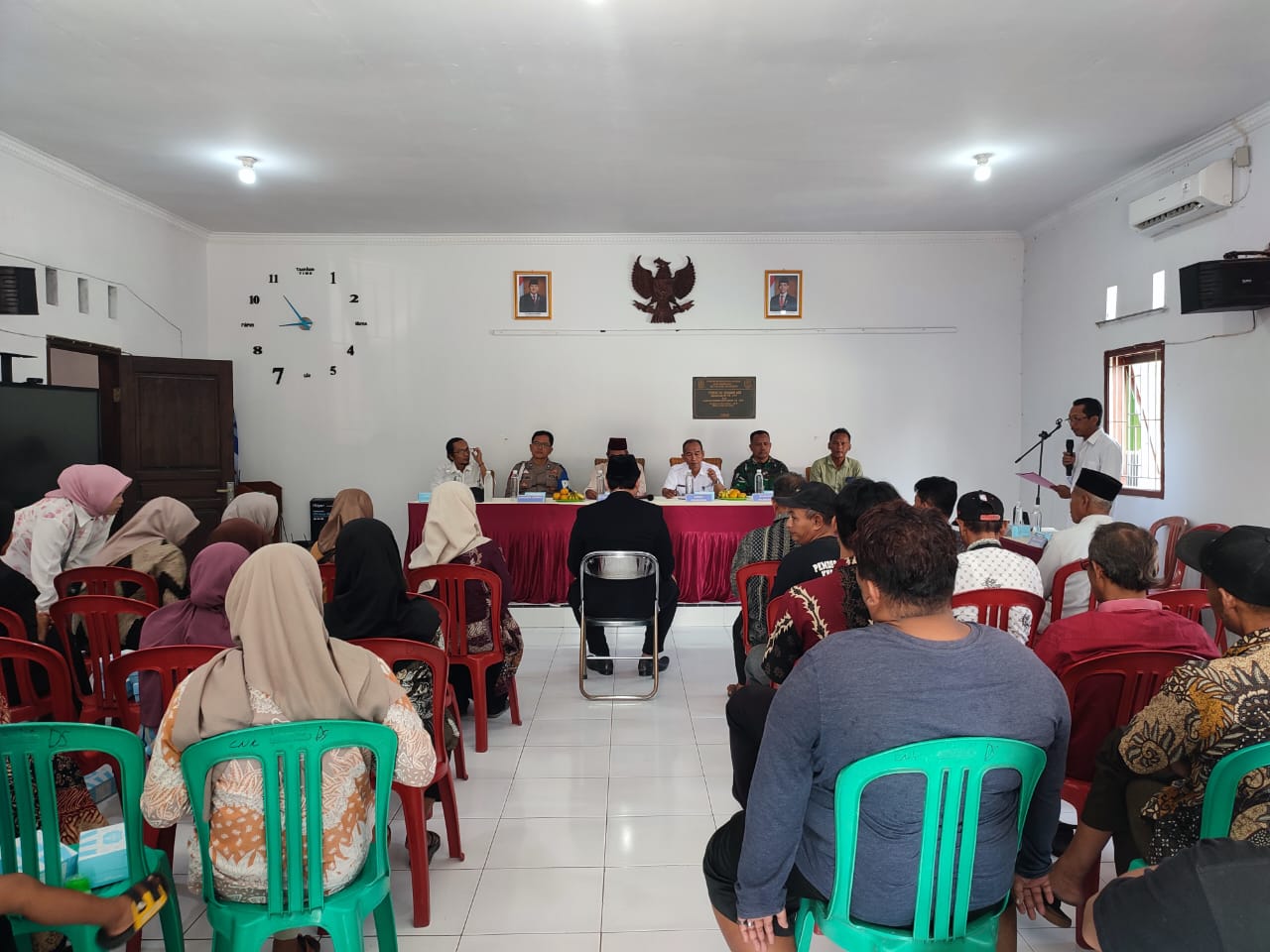 Bhabinkamtibmas Desa Cangkuang Aiptu Kasno.,S.H menghadiri kegiatan pelantikan perangkat Desa Cengkuang Kecamatan Palimanan Kabupaten Cirebon